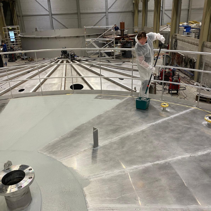 Silo dak gedeeltelijk geschilderd