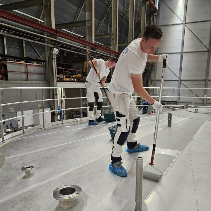 BMJ Onderhoud antislip coating aan het aanbrengen op het silodak