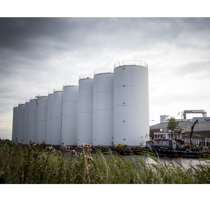 Illustratie foto van de tanks van Oostwouder