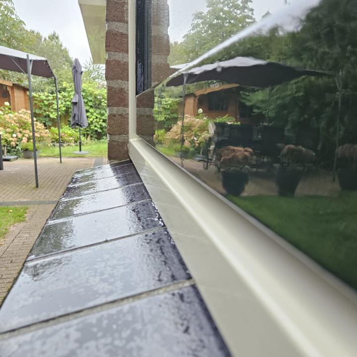 weerspiegeling-hoogglanslak Weerspiegeling van de tuin in het nieuwe schilderwerk