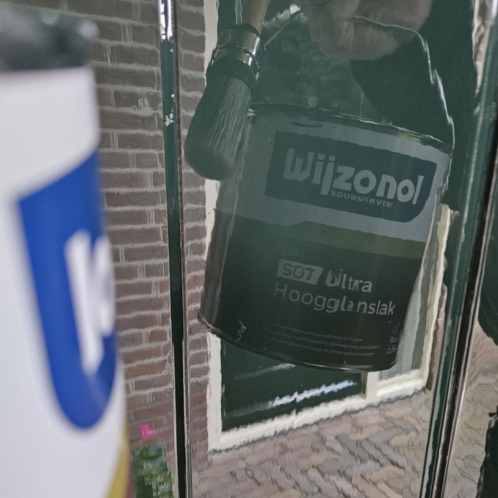 weerspiegeling-wijzonol-hoogglanslak Een pot Wijzonol zichtbaar in de weerspiegeling van het schilderwerk